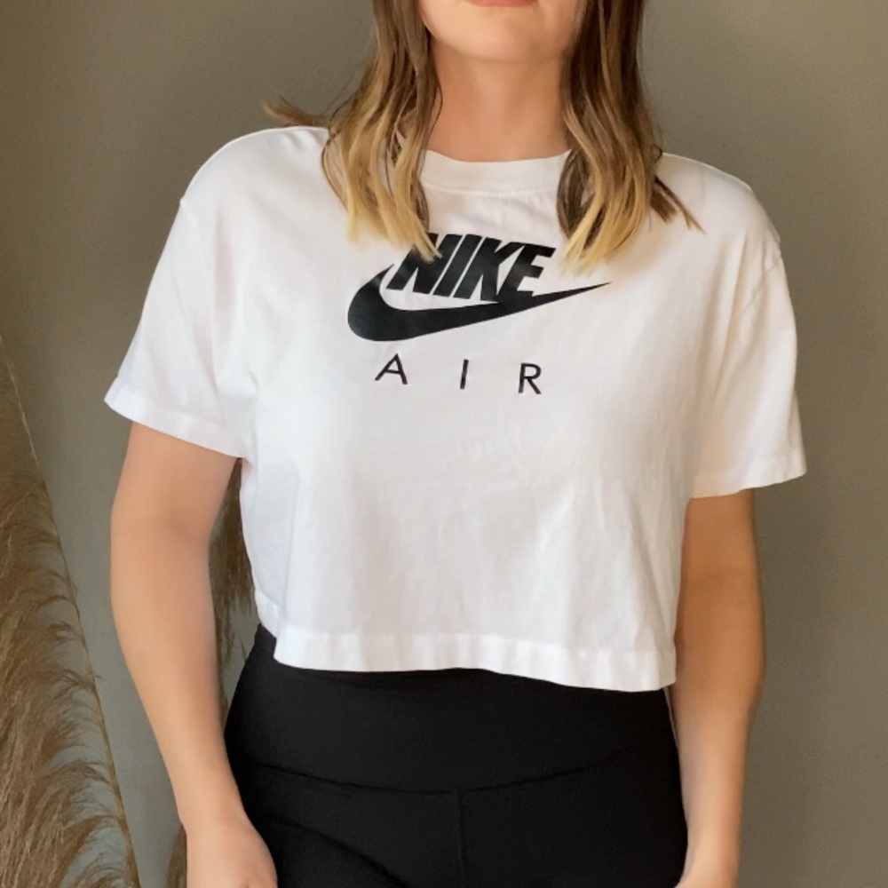 Nike Crop Top •